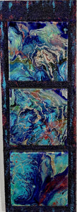 Panneau de bois peint avec effets texturé, sur lequel  trois toiles de 6 x 6"  sont fixées solidement et qui constituent un triptyque évoquant un déversement de couleurs s'échappant de l'une à l'autre toile.